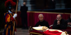 Pourquoi le rouge est-il la couleur de deuil des papes ?