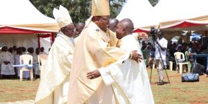 Le père Michel devient le premier prêtre aveugle du Kenya