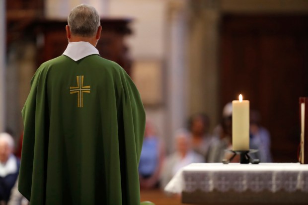 prêtre; de dos; messe; dimanche; chasube; vert; verte
