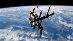 Rosyjska stacja kosmiczna Mir na orbicie okołoziemskiej w listopadzie 1995 r.