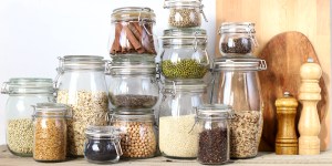 Les aliments essentiels à avoir dans son placard de cuisine