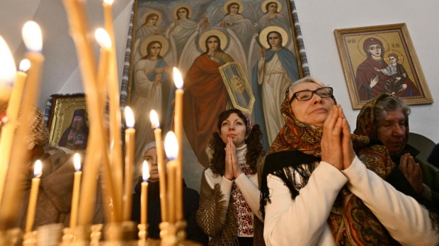 Ukraińskie kobiety modlą się podczas świąt Bożego Narodzenia w kościele prawosławnym w Kijowie