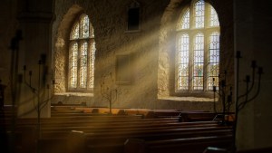 VITRAIL-STAINED-GLASS-CHURCH-shutterstock_1545709526.jpg