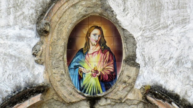 wizerunek Jezusa Chrystusa na ścianie zniszczonego kościoła