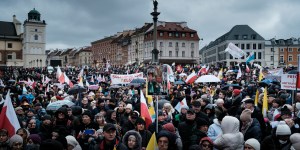 Des milliers de Polonais manifestent pour défendre la mémoire de Jean Paul II
