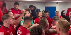 Foot anglais : promus, les joueurs célèbrent leur joie&#8230; par un chant de louange