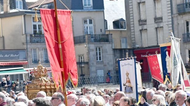 Saints, France, traditions, processions, reliques
