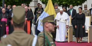 En Hongrie, un pape debout pour la paix