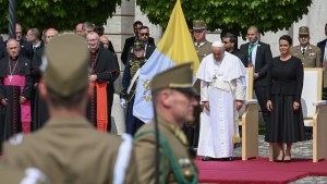 Pope Francis and Hungary's President Katalin Novak attend a welcoming ceremony at Sandor Palace in Budapest on April 28 2023