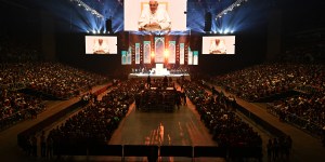 Une jeunesse enthousiaste acclame le Pape à Budapest