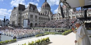 Depuis Budapest, la prière du Pape pour le peuple russe et le peuple ukrainien