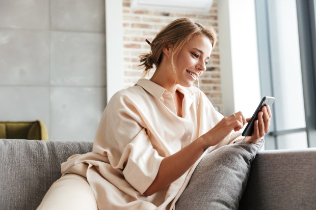 WOMAN-SMARTPHONE-shutterstock_1751490332.jpg