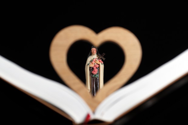 Figurka świętej Teresy z Lisieux