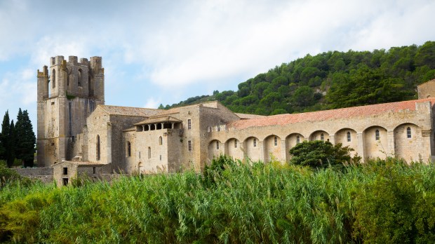 ABBAYE-DE-LAGRASSE-shutterstock_2083119211.jpg