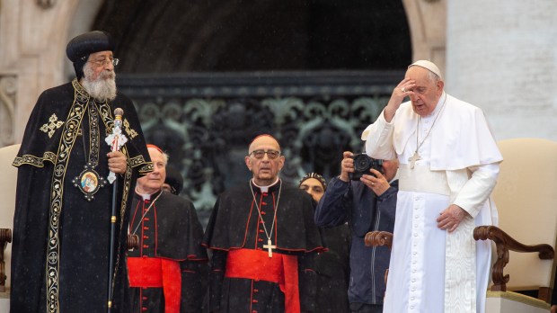 Pope-Francis-and-Leader-of-the-Coptic-Orthodox-Church-of-Alexandria-Pope-Tawadros-II-