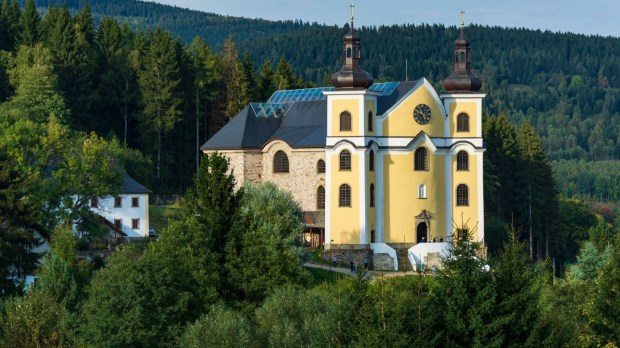 Kościół ze szklanym dachem w Neratovie w Czechach