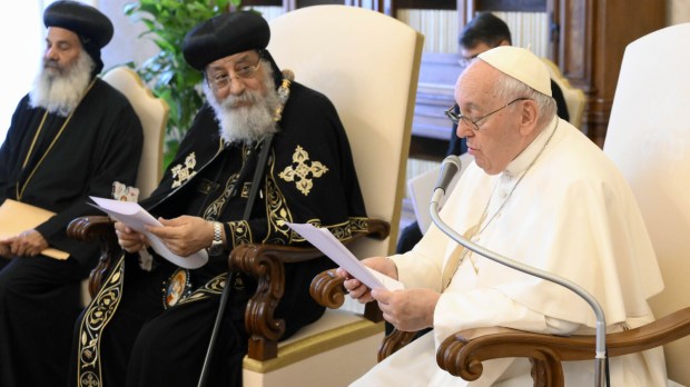Papież Franciszek podczas spotkania z patriarchą Koptów Tawadros II w Pałacu Apostolskim