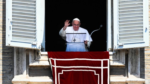 Papież Franciszek podczas południowej modlitwy Regina caeli w Watykanie