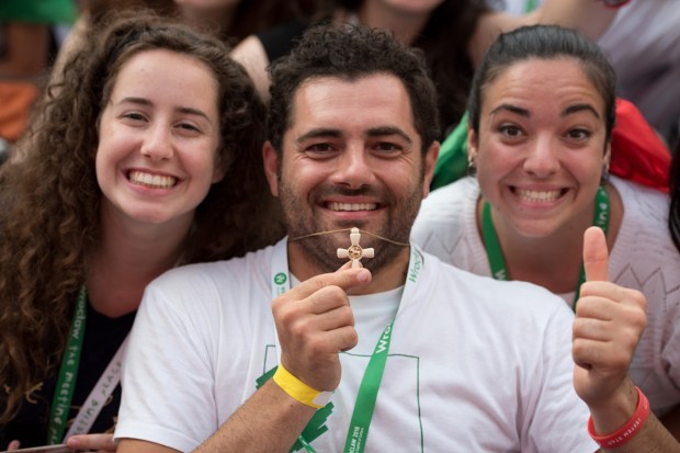 Três jovens durante a Jornada Mundial da Juventude da Polônia