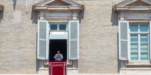 Angélus : la correction fraternelle ne consiste pas à clouer « au pilori », souligne le pape