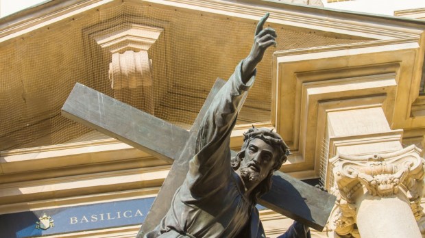 Figura Jezusa Chrystusa przed kościołem św. Krzyża na Krakowskim Przedmieściu w Warszawie
