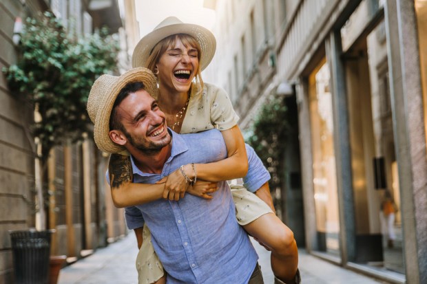 Pareja joven novios