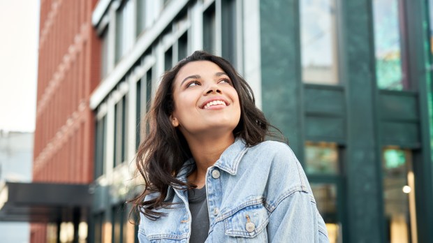 FEMME-SOURIRE-VILLE-RUE-shutterstock_1797056758