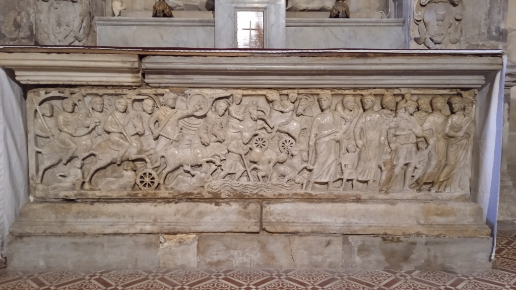 Fig3_sarcophage_du_passage_de_la_mer_Rouge_IVeme_siecle_saint_Trophime_d_Arles
