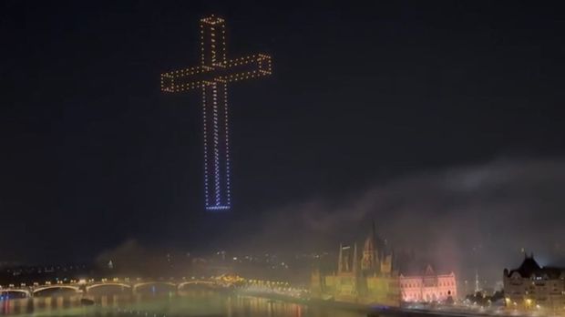 Hongrie Fête nationale Croix Drones