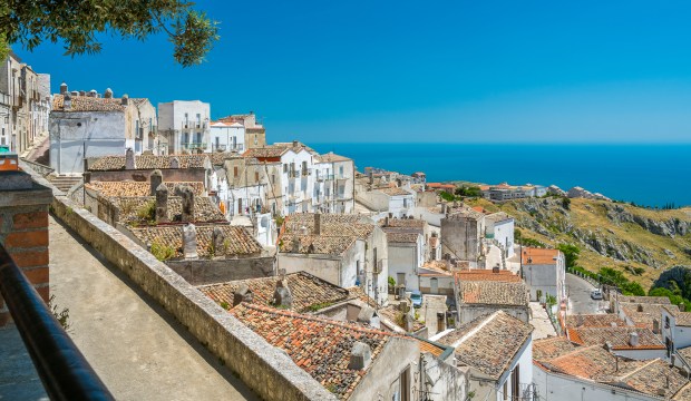 Monte-SantAngelo-pouilles-shutterstock_1451671259.jpg