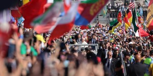 [EN DIRECT] Un océan de drapeaux pour la première rencontre du Pape avec les jeunes