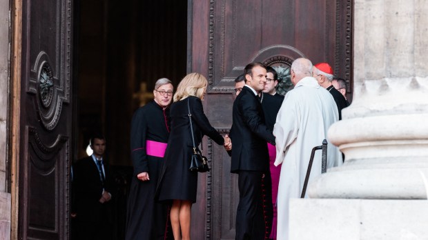 Emmanuel Macron arrive aux obsèques de Jacques Chirac célébrés le 30 septembre 2019 en l'église Saint-Gervais de Paris (IVe arrondissement).