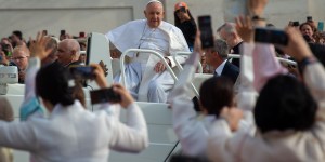 Le chrétien ne doit pas « subir » mais agir, souligne le Pape