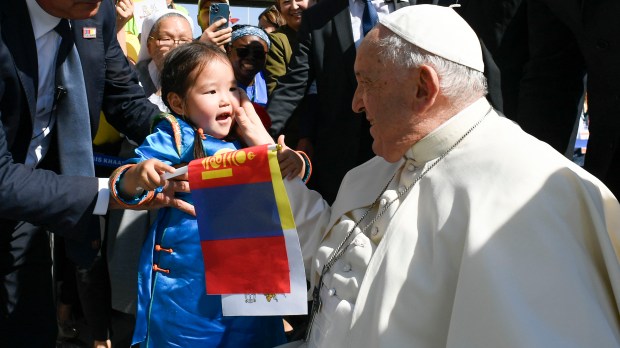 Pope-Francis-blessing-a-toddler-before-departing-Ulaanbaatar
