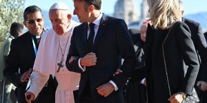 Emmanuel Macron aux petits soins pour le pape François