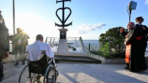 François se recueille devant la stèle de Notre-Dame de la Garde à Marseille.