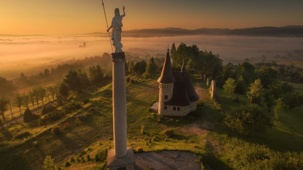 Kościoły z nieba - ksiądz Marcin Gądek fotografuje z powietrza górskie kościoły