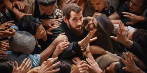 L’abbé Pierre en images et la charité en réalité