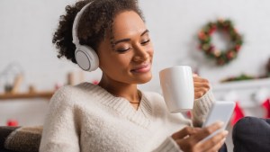 CHRISTMAS-WOMAN-PHONE
