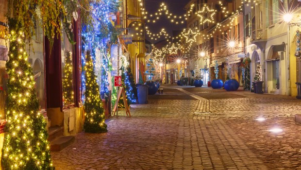 ILLUMINATIONS-NOEL-RUE-shutterstock_782808628