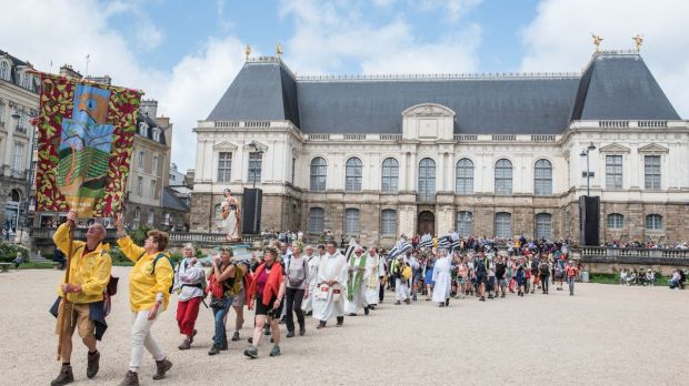 TRO-BREIZ-ARRIVEE-PROCESSION-RENNES