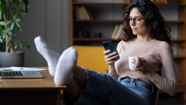 procrastinating-woman