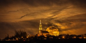 Quand la lune salue saint Michel