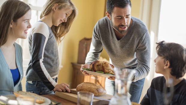 FAMILLE-REPAS-TABLE-shutterstock