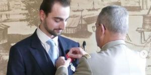 Elle &#8220;m’honore et m’engage&#8221; : le héros au sac à dos reçoit la Légion d’Honneur