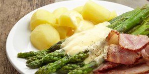 [RECETTE] Asperges vertes à la crème de lard, une entrée de saison pour Pâques