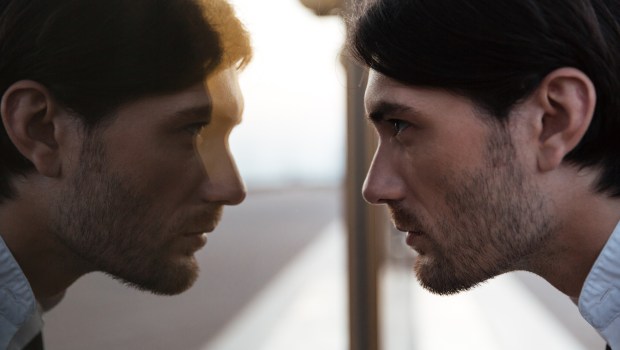 HOMME-MIROIR-SEUL-shutterstock