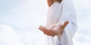 Avec quel corps Jésus ressuscité apparaît-il à ses disciples ?