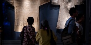 La tunique de saint Pierre et la dalmatique de saint Jean, deux exceptionnelles reliques