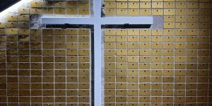 Une date et un prénom, le chemin de consolation de la Sainte-Baume abrite plus de 1.000 plaques